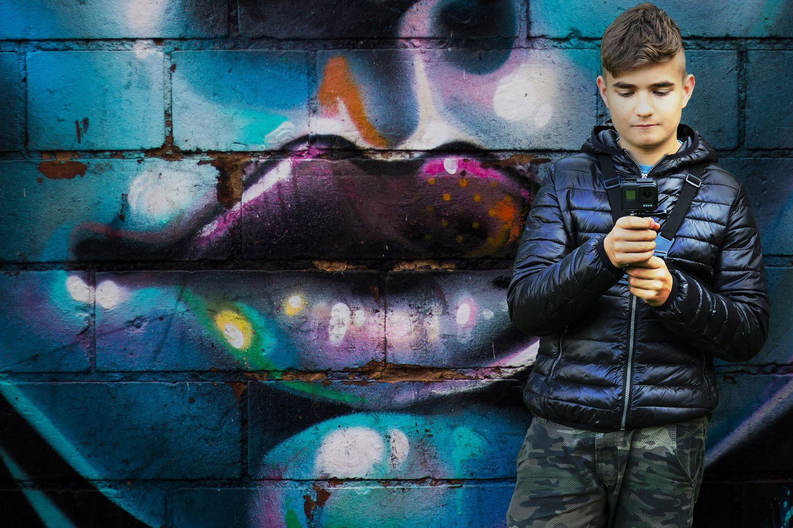 Jongen voor graffiti muur.jpg